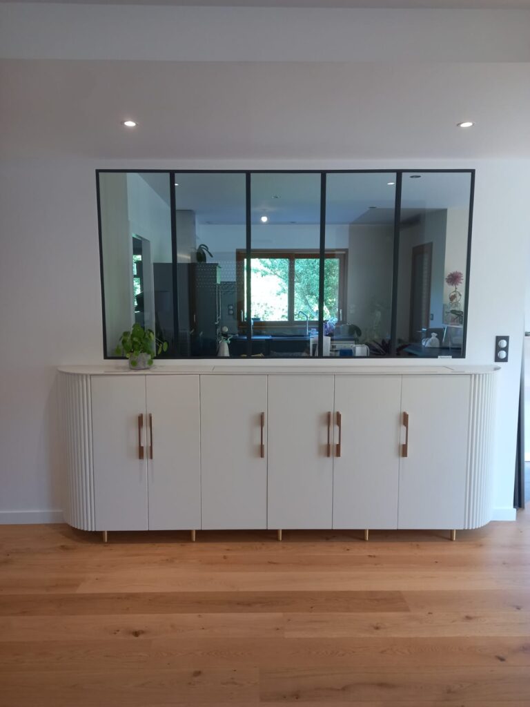 Meuble TV sur mesure avec télévision dissimulée – Projet Kate