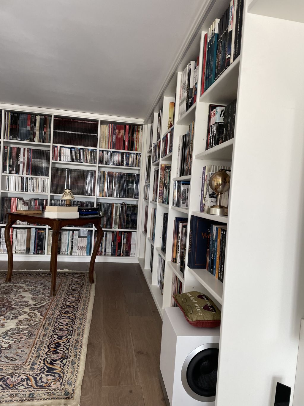 Bibliothèque sur mesure avec intégration home cinéma – Projet Sofia