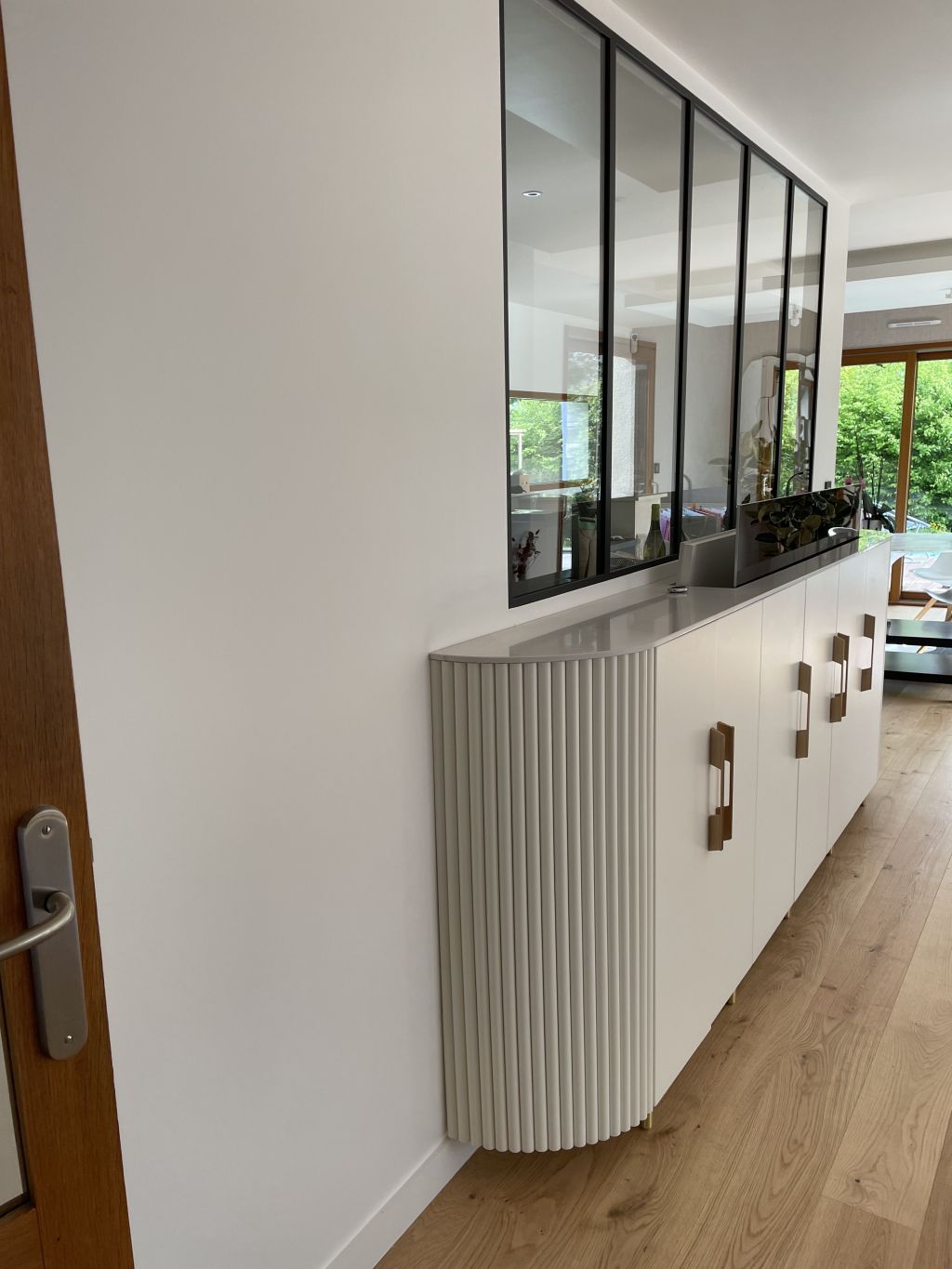 Meuble TV sur mesure avec télévision dissimulée – Projet Kate