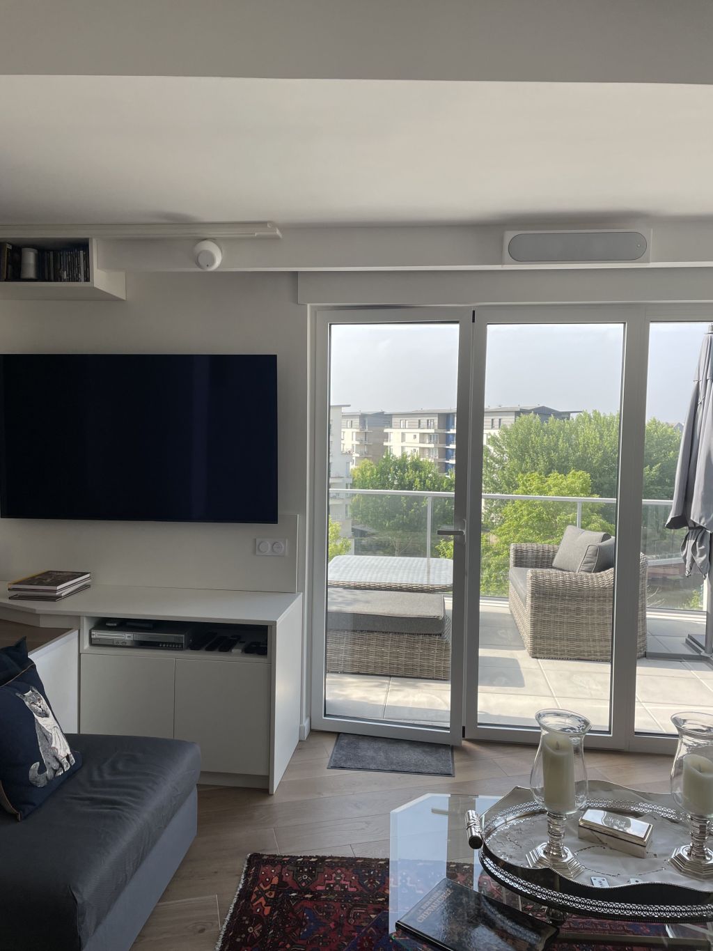 Bibliothèque sur mesure avec intégration home cinéma – Projet Sofia