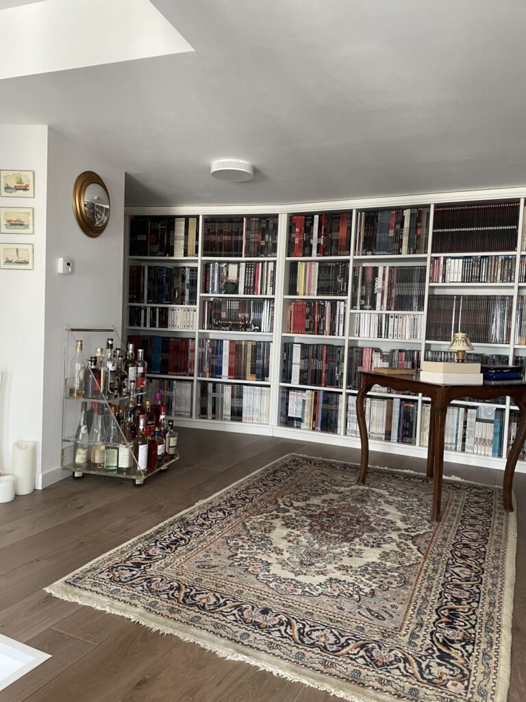 Bibliothèque sur mesure avec intégration home cinéma – Projet Sofia