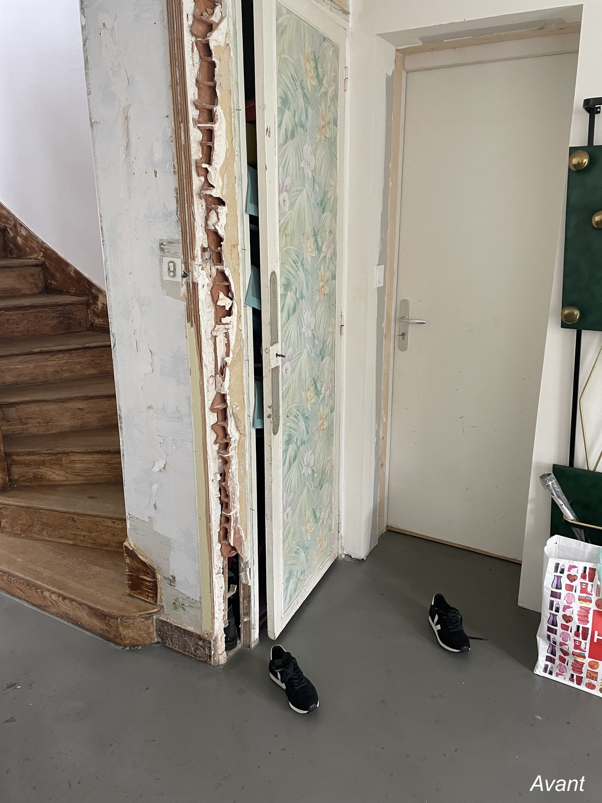 Projet Jodie – Bibliothèque et entrée d’une maison rénovée