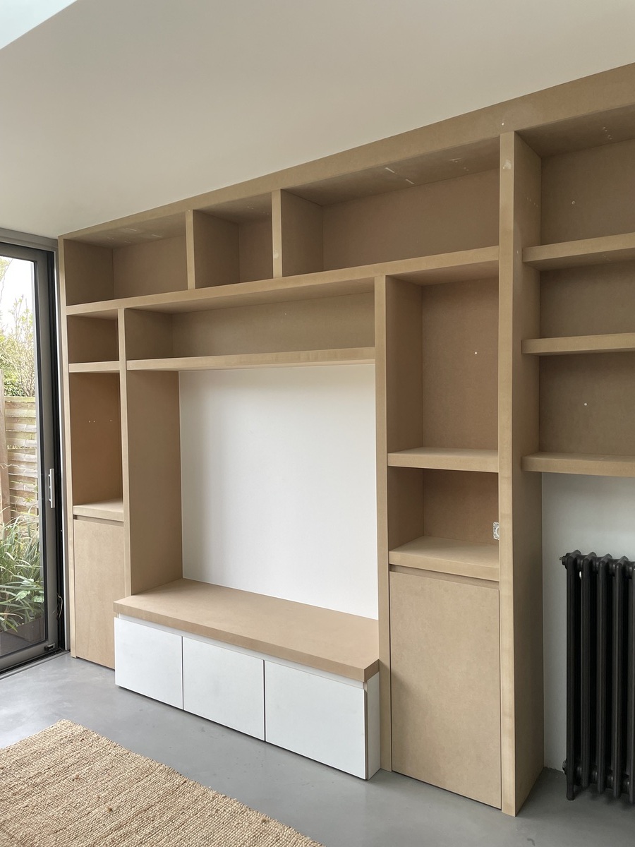 Projet Jodie – Bibliothèque et entrée d’une maison rénovée