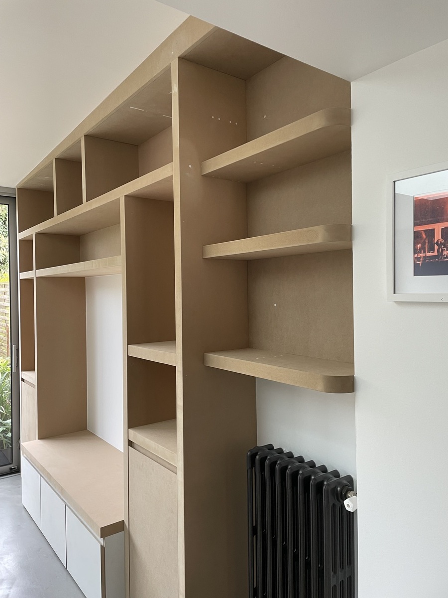 Projet Jodie – Bibliothèque et entrée d’une maison rénovée