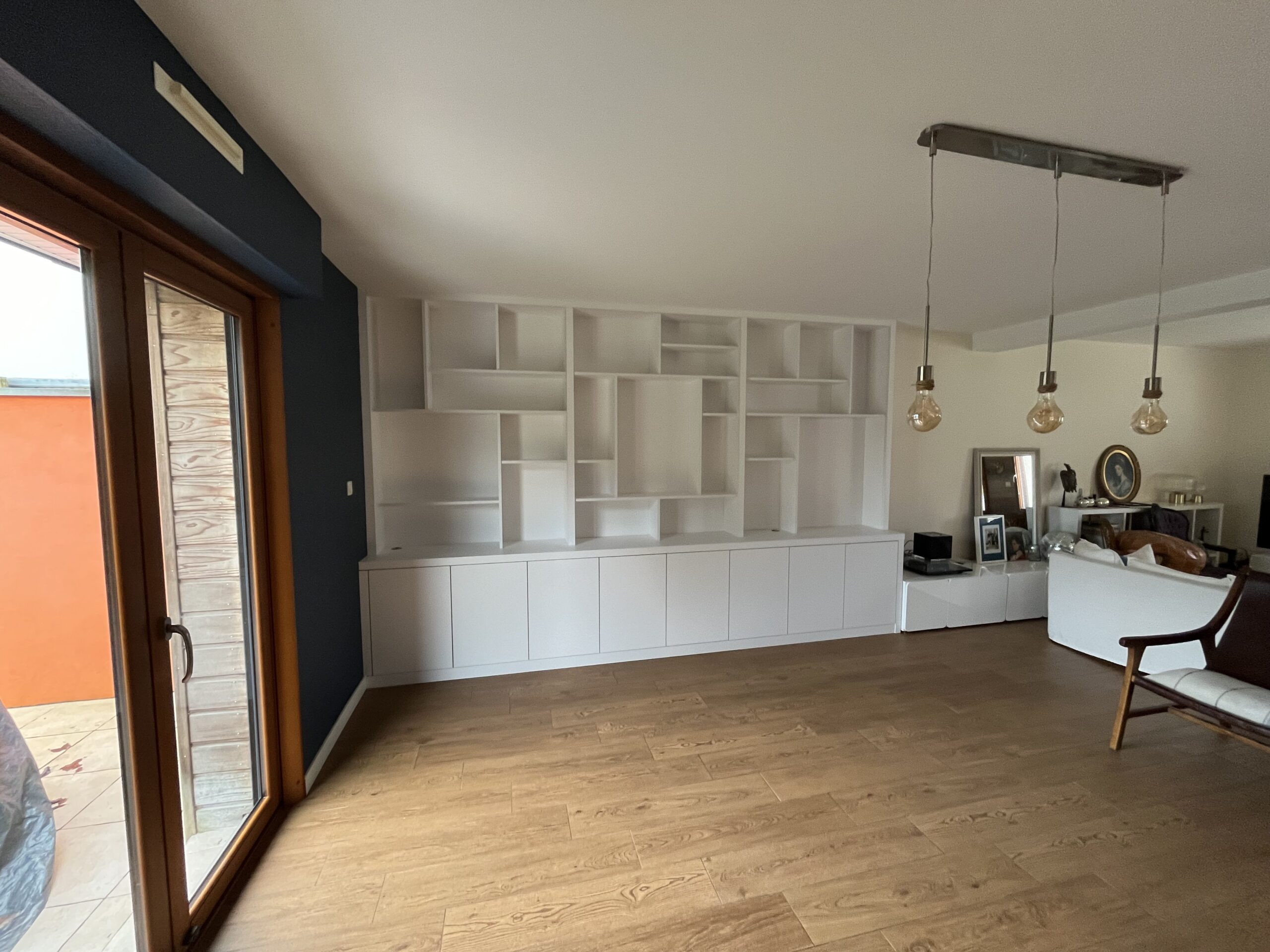 Bibliothèque sur mesure pour objets déco et platine vinyle – Projet Ashley