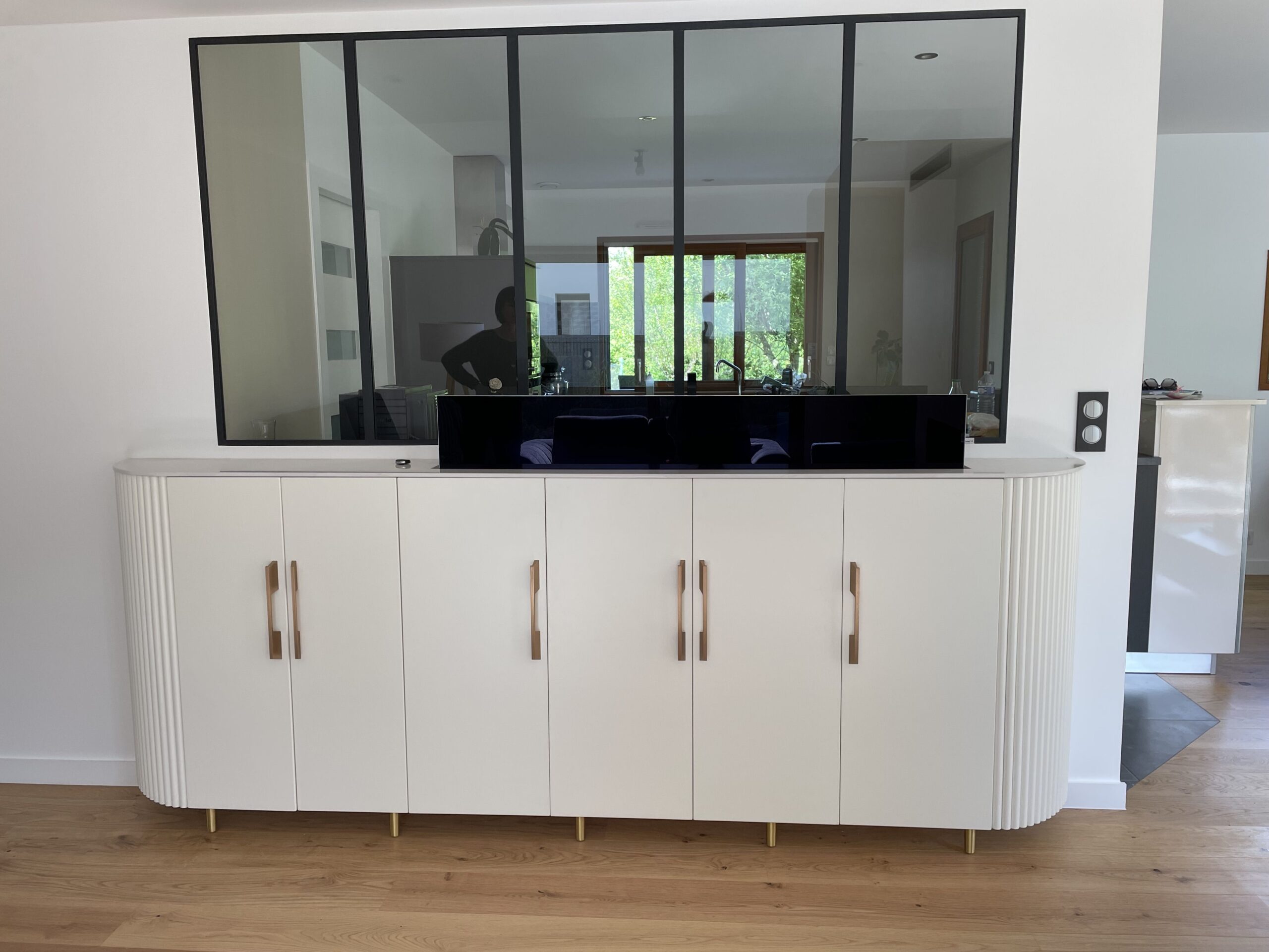 Meuble TV sur mesure avec télévision dissimulée – Projet Kate