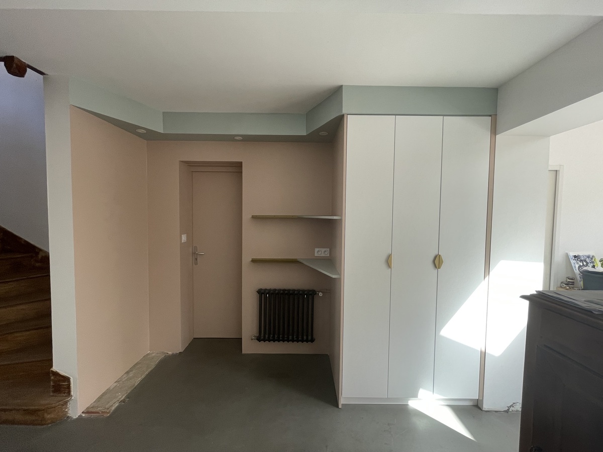 Projet Jodie – Bibliothèque et entrée d’une maison rénovée