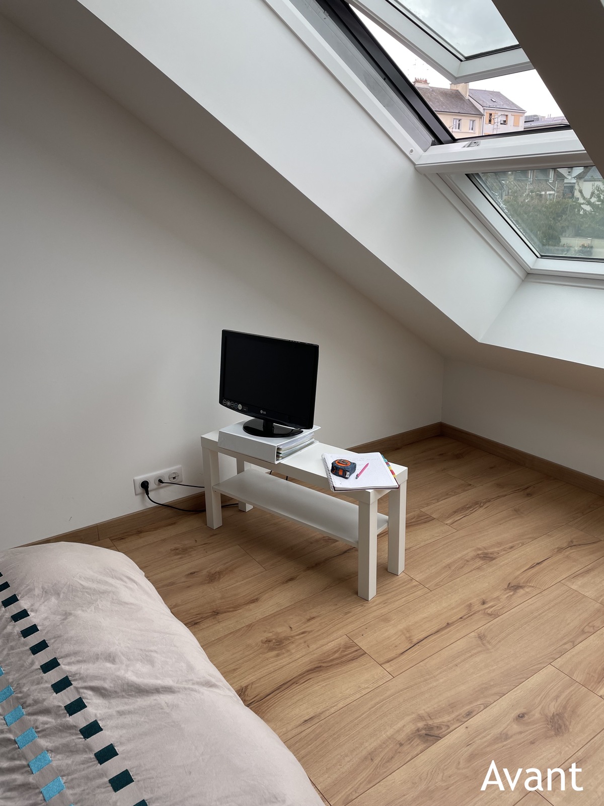 Projet Salma III – Agencement Sur-Mesure Tête de lit, Rangement sous rampant & Coiffeuse à Rennes