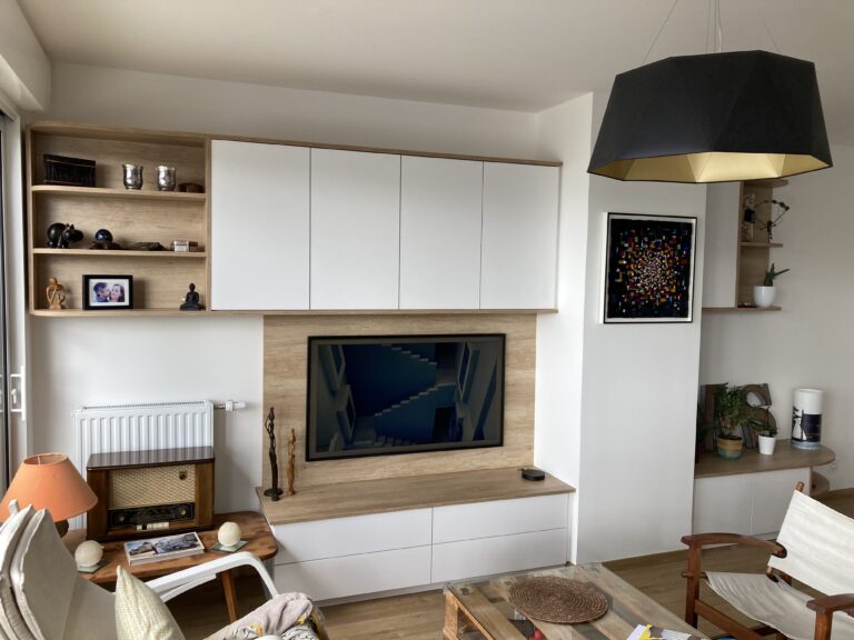 Agencement sur mesure d'un meuble TV et d'un bureau à Rennes