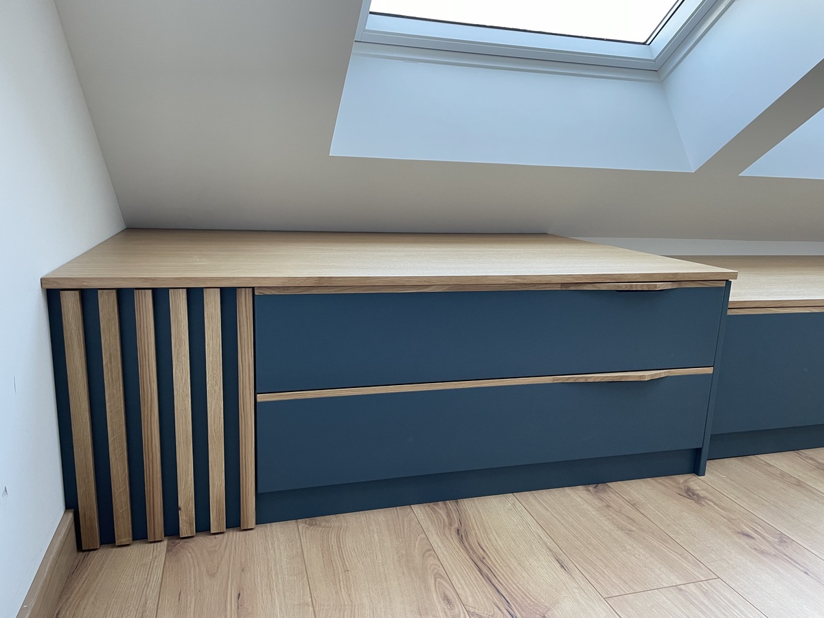 Projet Salma III – Agencement Sur-Mesure Tête de lit, Rangement sous rampant & Coiffeuse à Rennes