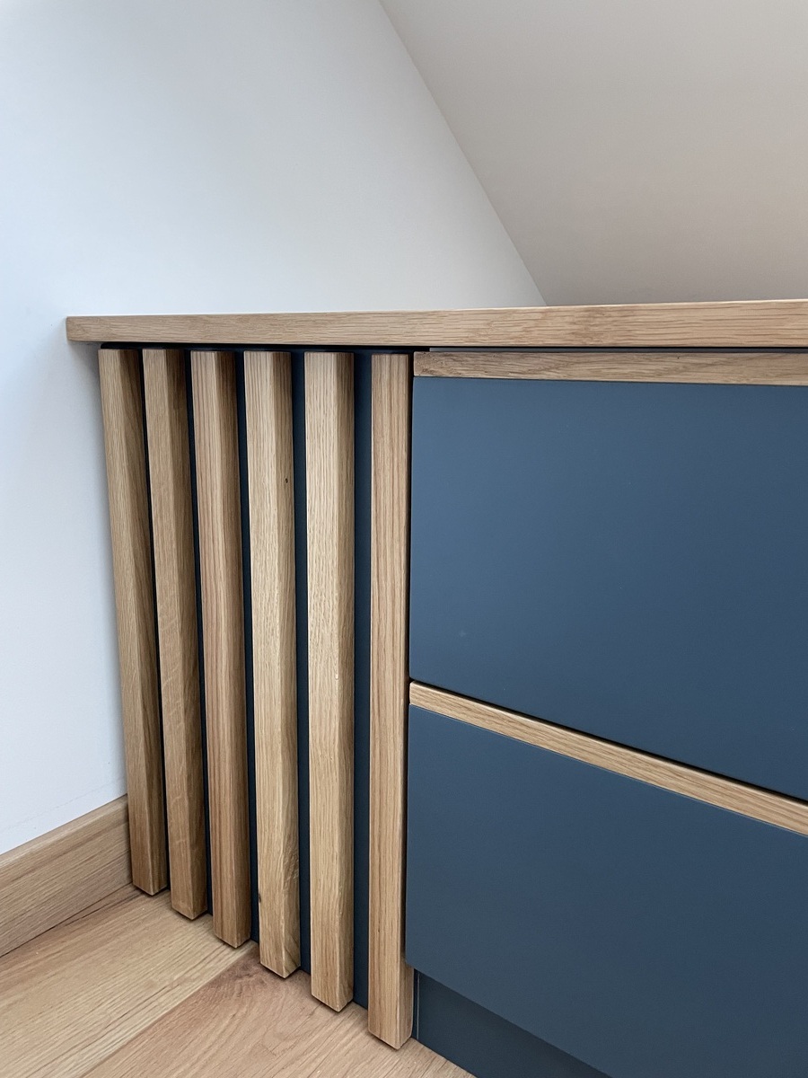 Projet Salma III – Agencement Sur-Mesure Tête de lit, Rangement sous rampant & Coiffeuse à Rennes