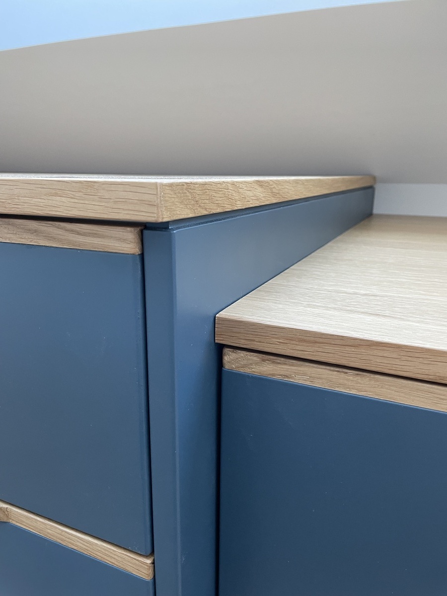 Projet Salma III – Agencement Sur-Mesure Tête de lit, Rangement sous rampant & Coiffeuse à Rennes