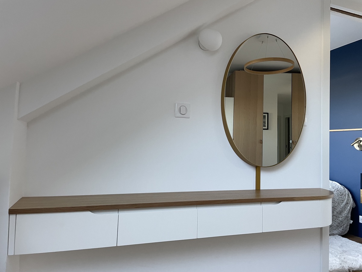 Projet Salma III – Agencement Sur-Mesure Tête de lit, Rangement sous rampant & Coiffeuse à Rennes