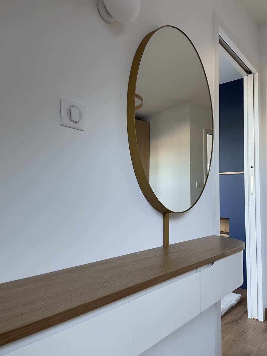 Projet Salma III – Agencement Sur-Mesure Tête de lit, Rangement sous rampant & Coiffeuse à Rennes