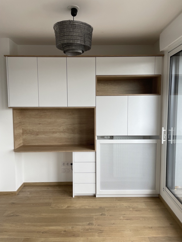 Agencement sur mesure d&rsquo;un meuble TV et d&rsquo;un bureau à Rennes