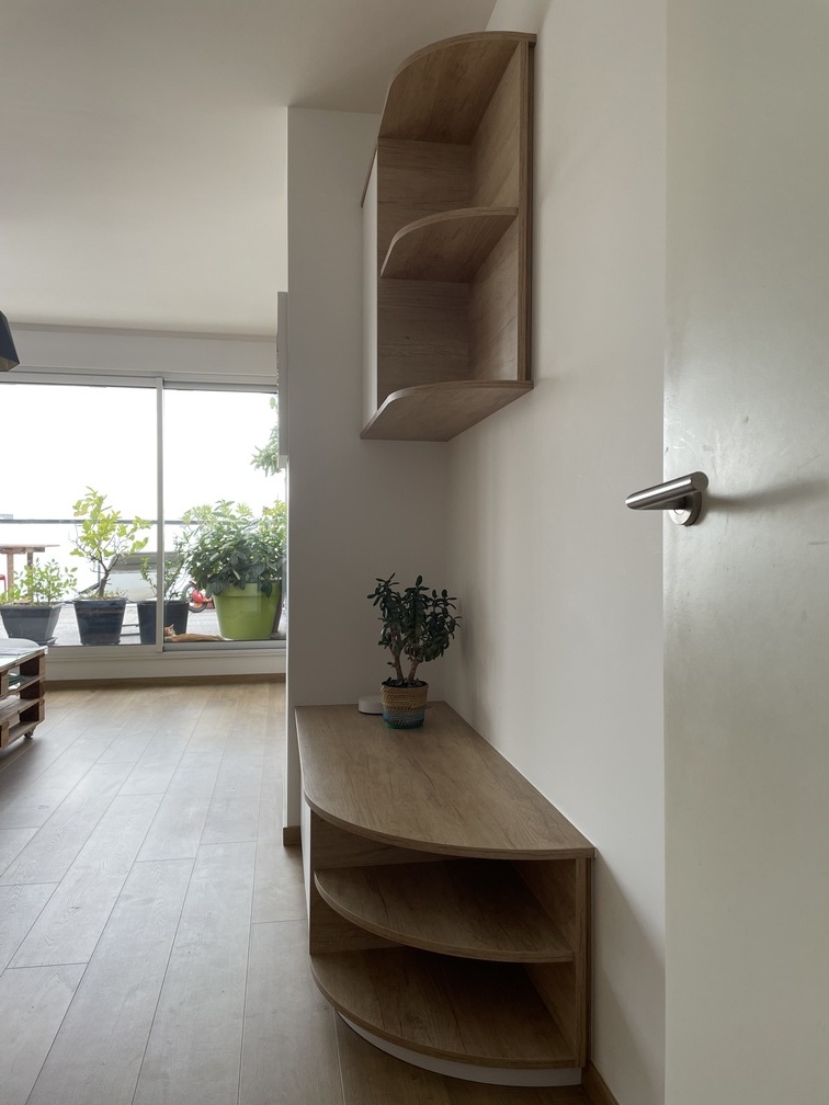 Agencement sur mesure d&rsquo;un meuble TV et d&rsquo;un bureau à Rennes