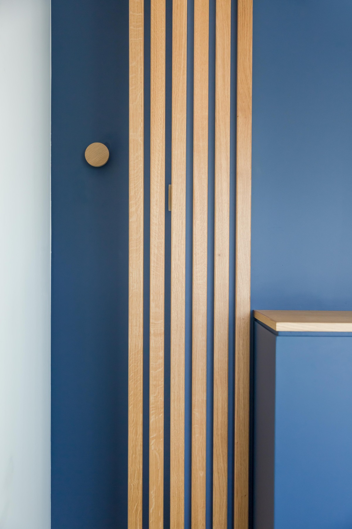 Projet Salma III – Agencement Sur-Mesure Tête de lit, Rangement sous rampant & Coiffeuse à Rennes