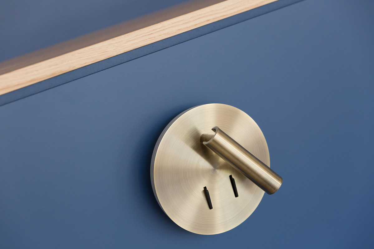 Projet Salma III – Agencement Sur-Mesure Tête de lit, Rangement sous rampant & Coiffeuse à Rennes