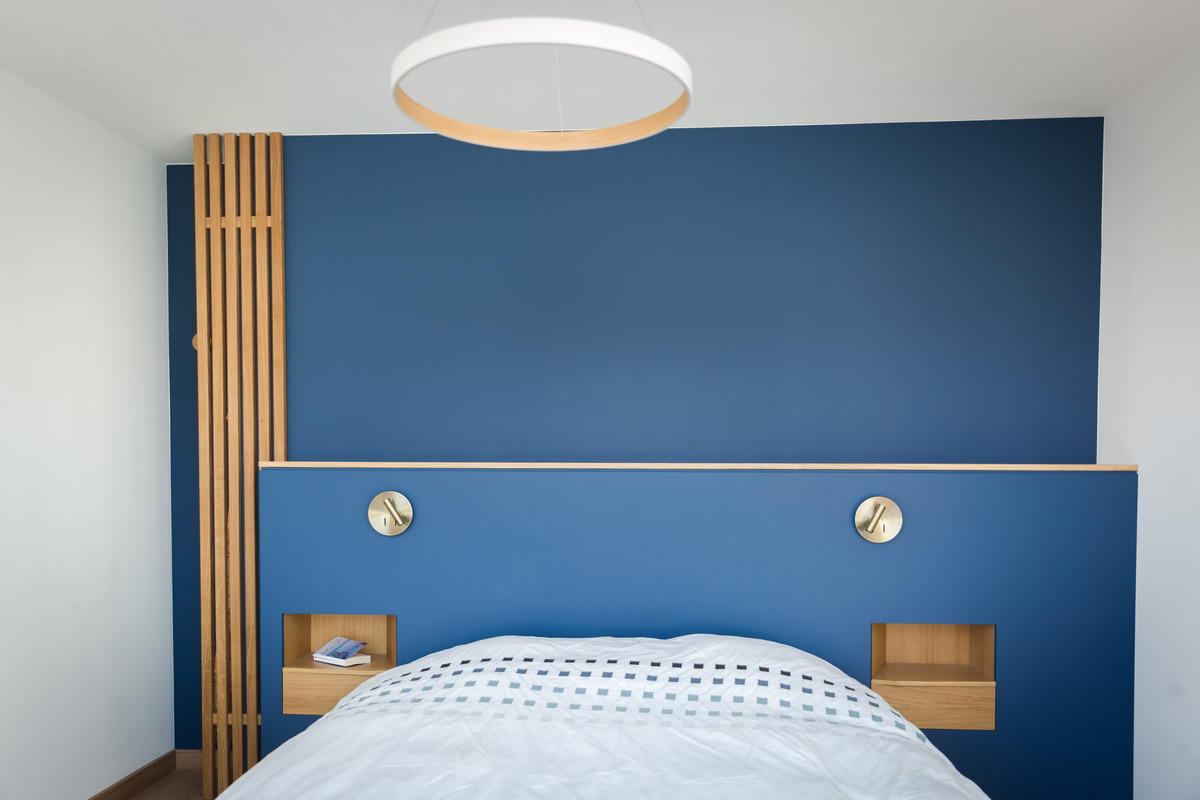 Projet Salma III – Agencement Sur-Mesure Tête de lit, Rangement sous rampant & Coiffeuse à Rennes